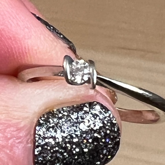 🔥Genuine .12tdw 10KT White Gold Diamond Ring size 8 - Picture 3 of 14